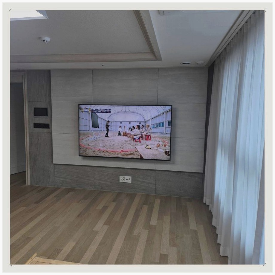 산북동 타일 표면과 브라켓 접촉면을 차분히 확인하는 과정