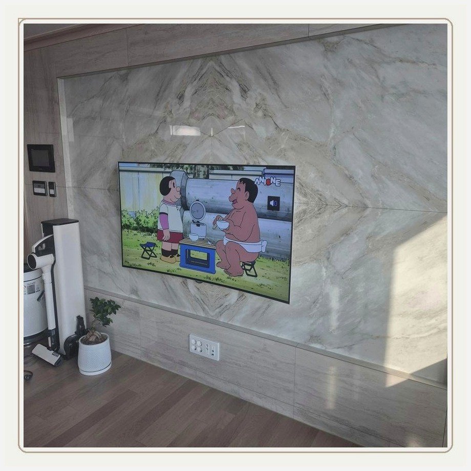 덕정동 65인치 TV가 가구선과 자연스럽게 이어지도록 높이를 맞추는 과정