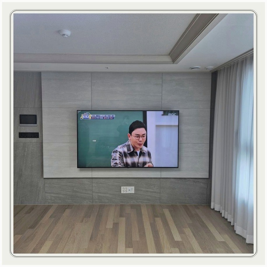설운동 아트월 마감과 TV 중심선을 함께 비교하는 과정