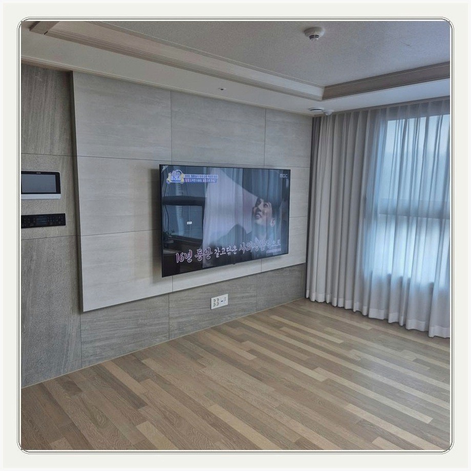 동교동 리모델링된 벽면 마감과 TV 위치를 함께 살피는 과정