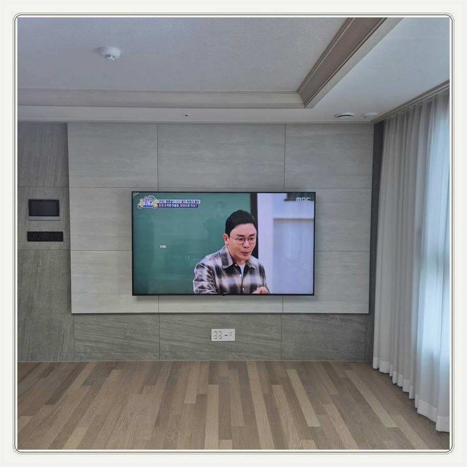 별내면 액자형 거치에서 화면과 벽 사이 간격을 고르게 맞추는 과정