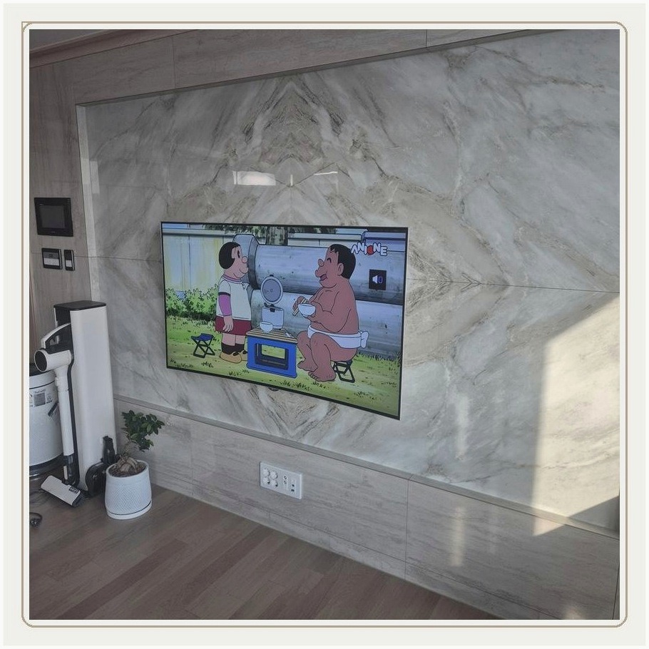 조안면 TV와 사운드바의 높이 간격을 함께 맞추는 과정